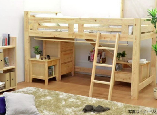 tempat tidur tingkat bawahnya meja belajar